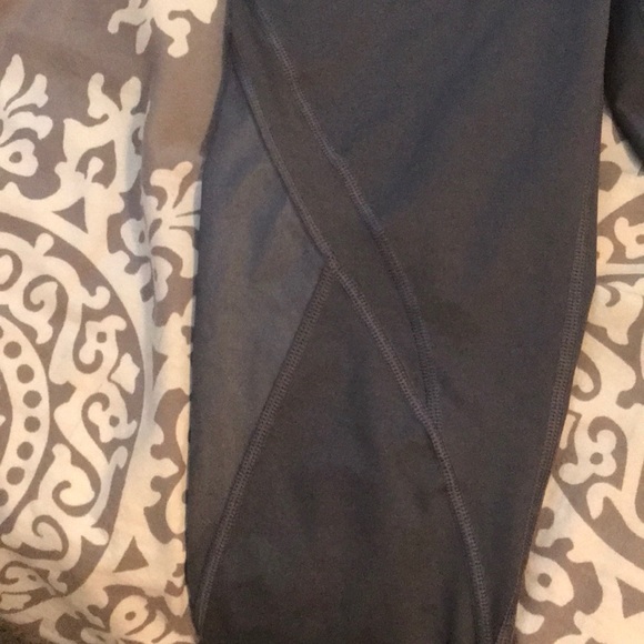 Knockout VS Sport Capri Leggings - Picture 2 of 3